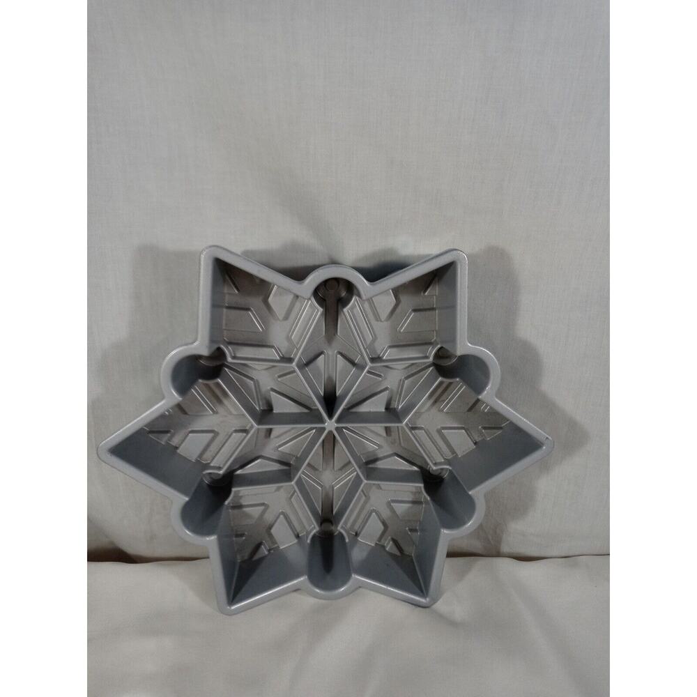 Blue NordicWare Snowflake Pull Apart Pan